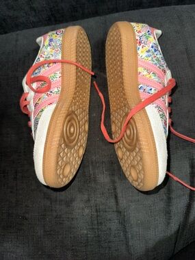 adidas White Floral Low-Top Sneakers with Pink Stripes and Gum Sole